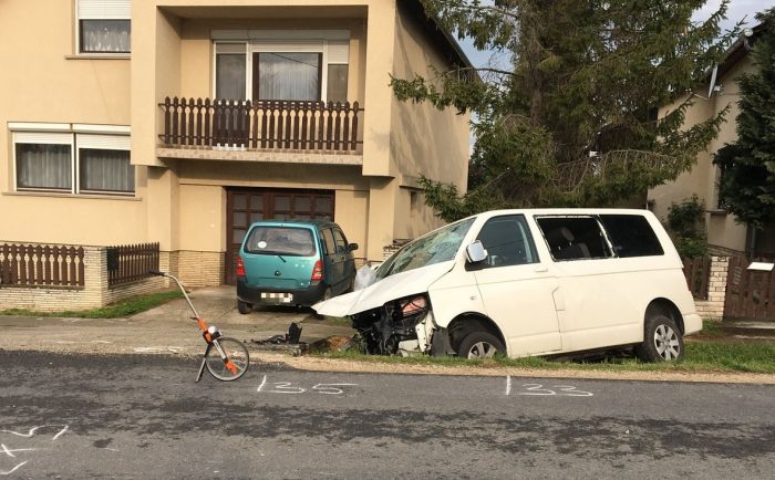 Hídfőnek csapódott autó miatt teljes útzár a 83-ason