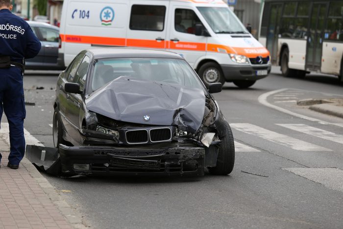 Fotókon a busszal ütközött a BMW, aminek sofőrje menekülni próbált a rendőrök elől