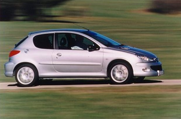 Autók, amiket versenyek reszeltek neked tökéletesre 2 A Peugeot a 206 GT-vel váltotta meg a belépőjét a WRC mezőnyébe, ahol a 2000-es évek elején igen sikeresek is voltak. Ehhez azonban szükség volt arra, hogy az utcai változat kicsit hosszabb lökhárítókat kapjon a szigorú méretbeli szabályok miatt. Motorja az RC-ből származó 2 literes négyhengeres, 180 lóerővel.