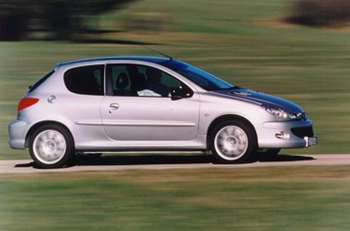 Autók, amiket versenyek reszeltek neked tökéletesre 3 A Peugeot a 206 GT-vel váltotta meg a belépőjét a WRC mezőnyébe, ahol a 2000-es évek elején igen sikeresek is voltak. Ehhez azonban szükség volt arra, hogy az utcai változat kicsit hosszabb lökhárítókat kapjon a szigorú méretbeli szabályok miatt. Motorja az RC-ből származó 2 literes négyhengeres, 180 lóerővel.