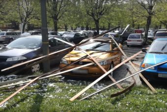 Épületet bontott a szél az autókra Szombathelyen