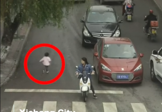 Csoda történt az autók elé futó, elütött unokával