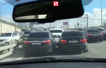 Őrült esküvői menet Moszkvából, erőszakos tülekedés egy Rolls-Royce mögött