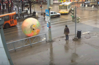 Rejtélyes gömb gurult végig egy orosz városon