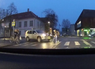 Sántikáló néninek segített az autós, tragikomédia lett belőle