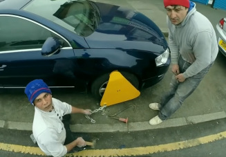 Bringás szólt be a kerékbilincset levevő autósnak