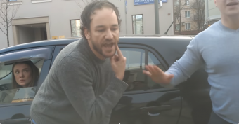 Valódi bokszmeccset vívott két autós az utcán, de győzött a józan ész