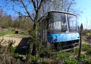 Raktárnak használt, elfelejtett Ikarusra bukkantak egy zsákfaluban