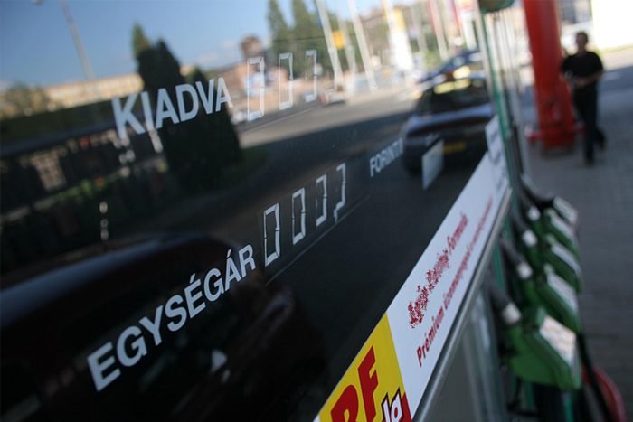 Csökkent a jövedéki, ennyiért tankolunk a szomszédokhoz képest