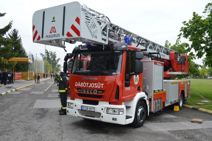 Újabb adag magyar tűzoltóautó állt forgalomba 6 | Vezess A Magirus-Iveco darus tűzoltóautót elsősorban a magasházakban keletkező tüzeknél lehet hatékonyan bevetni.