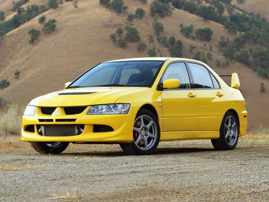 Autók, amiket versenyek reszeltek neked tökéletesre 3 A Mitsubishi Lancer Evo sorozatát is a versenyszellem hívta életre, már a kezdetektől a rallis részvétel volt az indok. A nyolcadik generáció talán az egyik legnépszerűbb. A négyhengeres turbós benzinmotor itt közel 300 lóerőt teljesít, ami az összkerékhajtással együtt igazán stabil és gyors autózást ígér. Brembo fékek, Bilstein gátlók és könnyített karosszéria járul hozzá a remek vezethetőséghez.