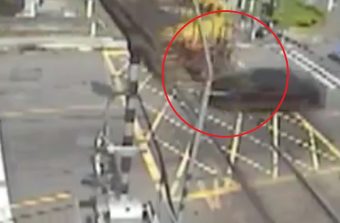 Zárt sorompó mellett hajtott a vonat elé