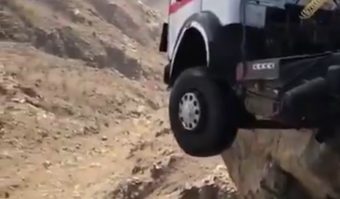 Hihetetlen balesetet úszott meg egy kamionos