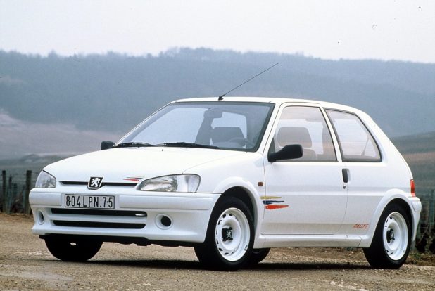 Autók, amiket versenyek reszeltek neked tökéletesre 1 Bár csupán 100 lóerős teljesítményt kínált a Peugeot 106 Rallye változata, mindezt egy kicsivel több, mint 800 kilogrammos kasztniba préselve igazi kis élményautót ad fehér acélfelniken gurulva.