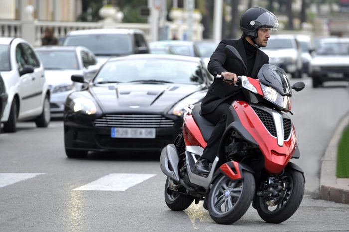 Porsche: három visszahívás egy héten belül! 5 piaggio_mp3_yourban_300_4