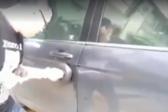 Videón, ahogy vécépumpával törnek fel autókat