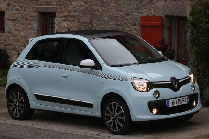 Menet közben esik darabjaira a kisautó 3 Renault Twingo (gyártáskezdettől 2015. július 6-ig / december 16-ig) Rossz minőségű hegesztés miatt menet közben leválhat a motorházfedél külső héja. Ugyanennél a harmadik generációs modellnél leválhat a hátsó légterelő is, a szélvédőből kiszakadva üvegszilánkokat vihet magával.
