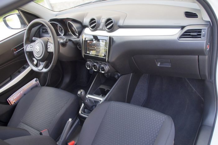 Tágas a tér, a térd alig ér bele a középkonzolba