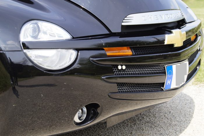 A GM legjobb vicce: kabrió kisteher Corvette-motorral 4 Típushiba a fényszórókat is fedő díszléc vetemedése, törése. 200 dolláros alkatrész!