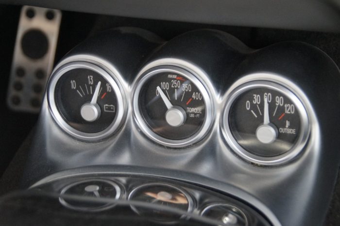 A GM legjobb vicce: kabrió kisteher Corvette-motorral 6 Gyári műszersor, középen nyomaték-mérővel