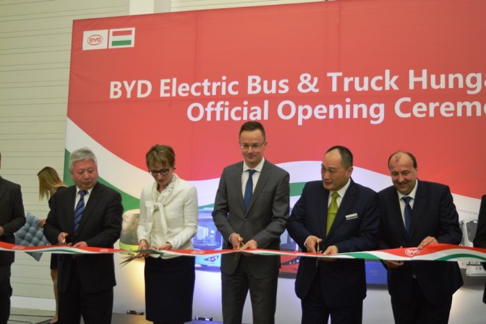 Elektromos busz és teherautó gyártó nagyhatalom lehetünk 2 Ünnepélyes szalagátvágás középen Szijjártó Péterrel és Isbrand Ho-val.