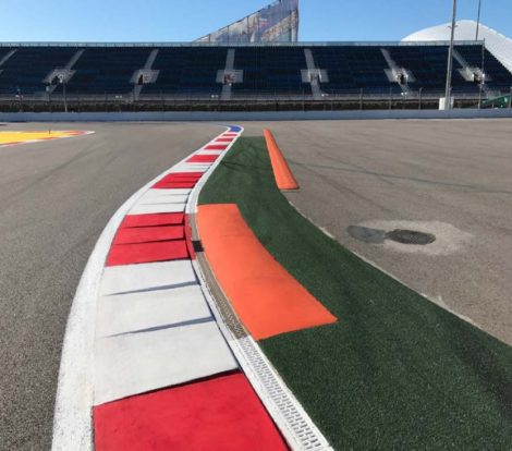 F1: Szocsiban annyi a kanyarlevágós trükknek 1 | Vezess szocsi_fekvőrendőr