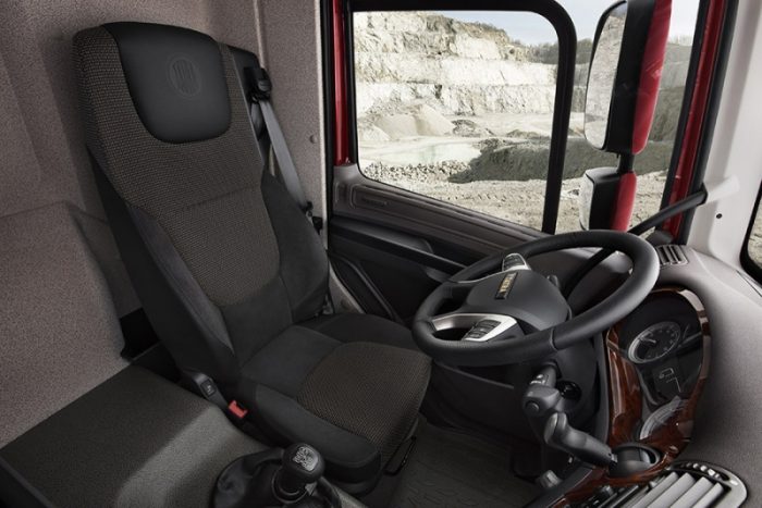 Limitált szériával ünnepel a Tatra 2 | Vezess tatra-phoenix-euro6-prasident-interior_03