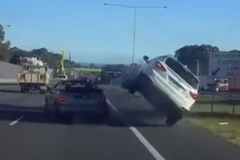 Kabrió ütközött terepjáróval, ki húzta a rövidebbet?