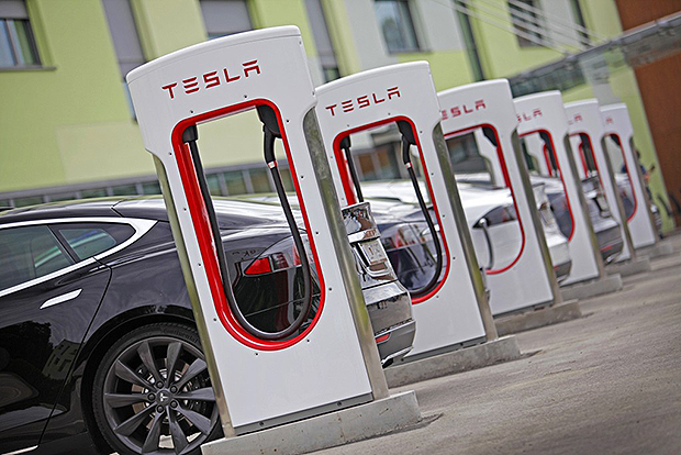 Magyarországon épít szupertöltőt a Tesla