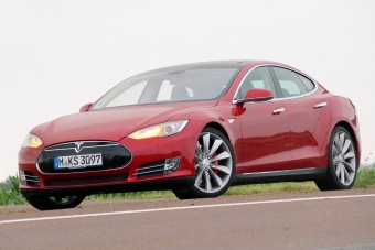 Több tízezer autót hív vissza a Tesla