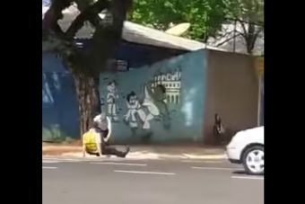 Páros lábbal rúgták le a traffizó rendőrt