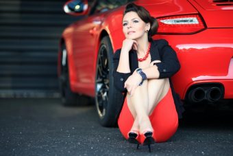 A lányok már vetkőznek, autó mellett pózolnak, itt a tavasz