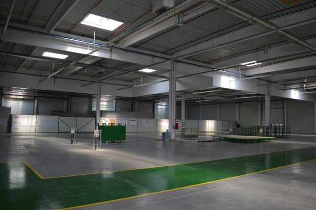Elektromos busz és teherautó gyártó nagyhatalom lehetünk 1 Az üzem egyelőre még kong az ürességtől. Még nem foglalják a helyet a szerszámok és az alkatrészek.