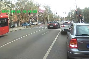 Íme egy újabb magyar autós akinek ismeretlen a jelzőlámpa