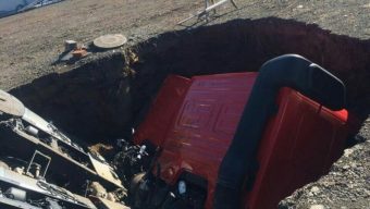 Megnyílt a föld, és két új Kamaz süllyedt a hatalmas gödörbe
