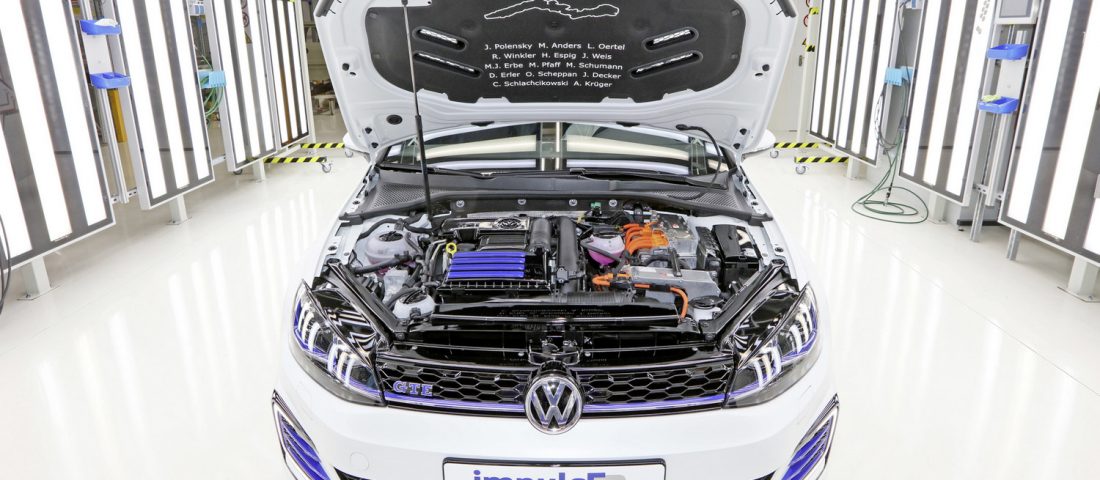 Százat megy árammal