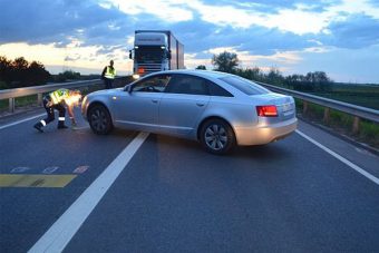 Agresszív baleset Győrnél, teherautóval ment át az autós lábán