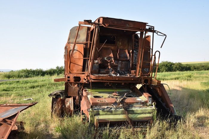 Elszállították a kiégett kombájnt Felsőcsatár közeléből