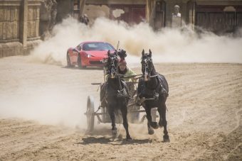 Hihetetlen lóversenyben győztek le egy Ferrarit