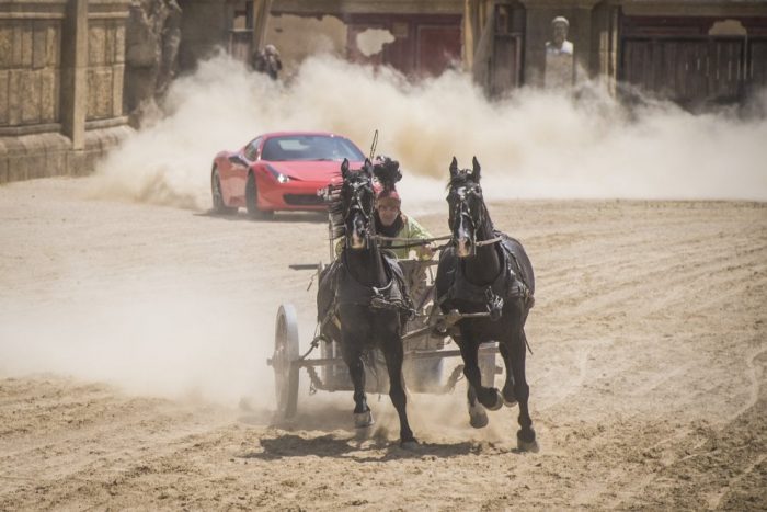 Hihetetlen lóversenyben győztek le egy Ferrarit