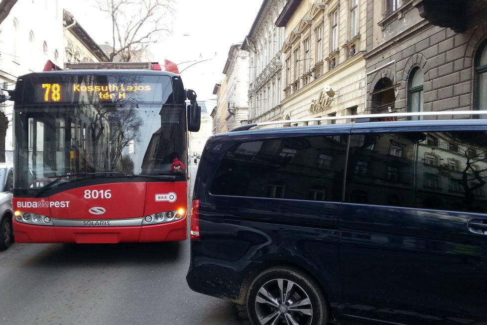 Egy szabálytalanul parkoló divatterepjáró miatt nem járt a 74-es troli 3