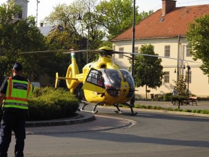 Mentőhelikopter a nagykőrösi körforgalomban