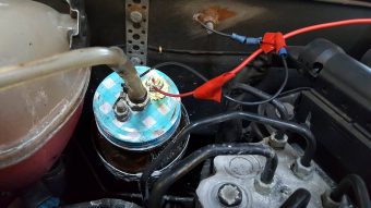 Rejtély mit keres ez a befőttesüveg a motortérben