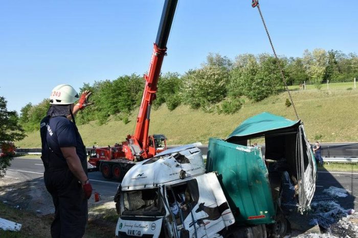 Dupla baleset az M7-esen, egyik oldalról a másikra rohantak a tűzoltók 5