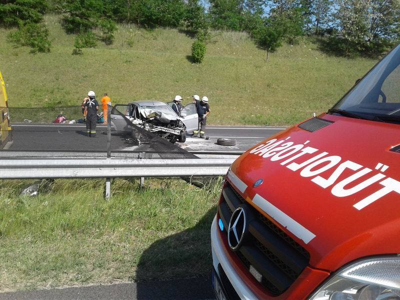 Dupla baleset az M7-esen, egyik oldalról a másikra rohantak a tűzoltók 4