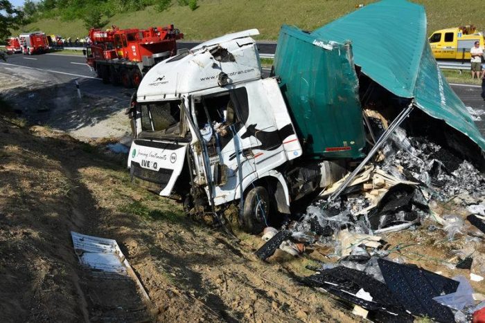 Dupla baleset az M7-esen, egyik oldalról a másikra rohantak a tűzoltók 3