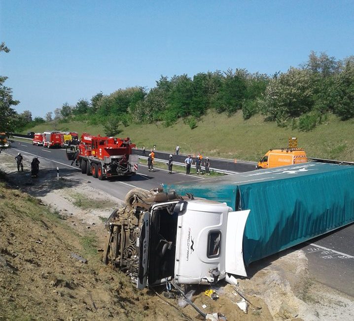 Dupla baleset az M7-esen, egyik oldalról a másikra rohantak a tűzoltók 2