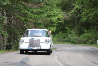 Századmásodpercekre vadászó öreg Mercedesek