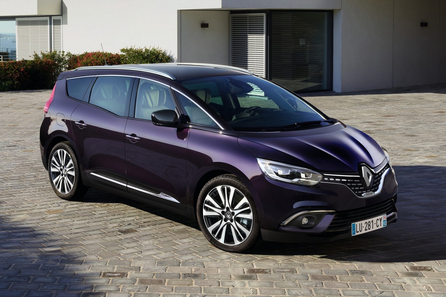 Luxusba megy át a Renault családi modellje 12