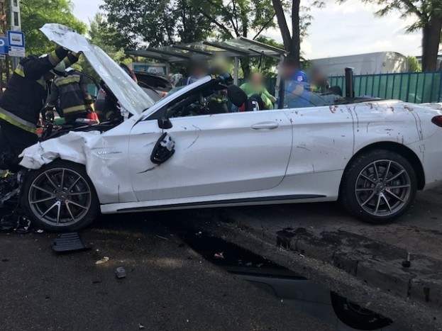 Kiszállt, és a fél órája vett kocsiról törölgette a vért